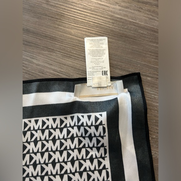 Michael Kors Scarf - Picture 5 of 5